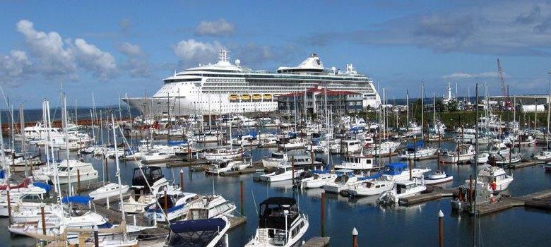 游轮 docked at West Basin 